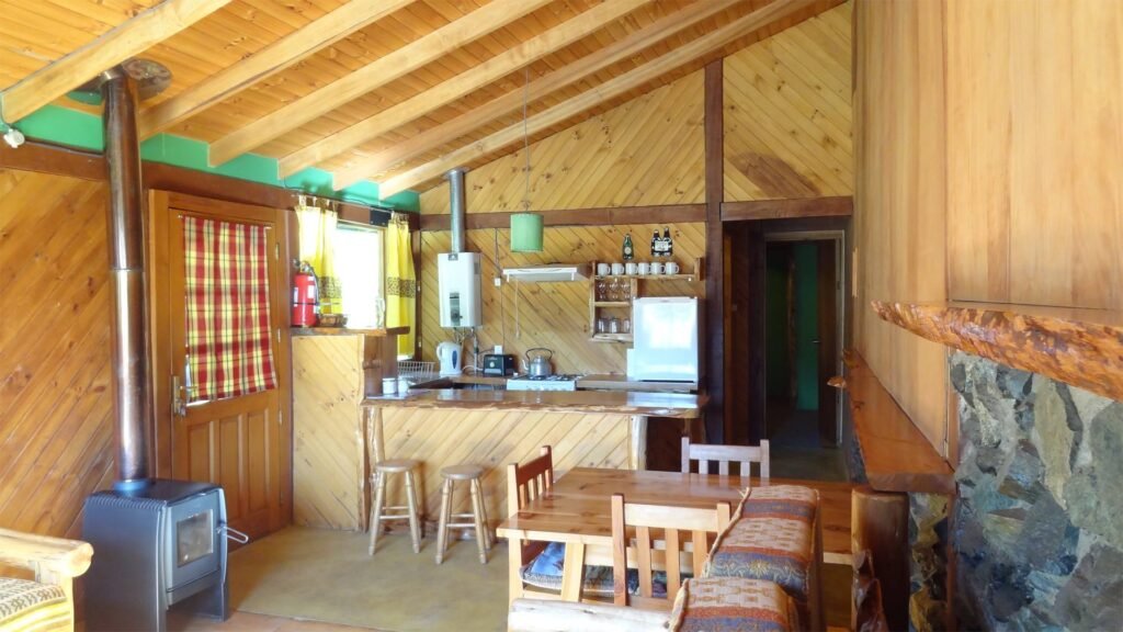 Cabañas en Futaleufú con vistas imponentes a montañas y ríos.