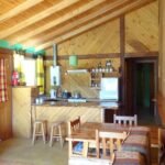 Cabañas en Futaleufú con vistas imponentes a montañas y ríos.