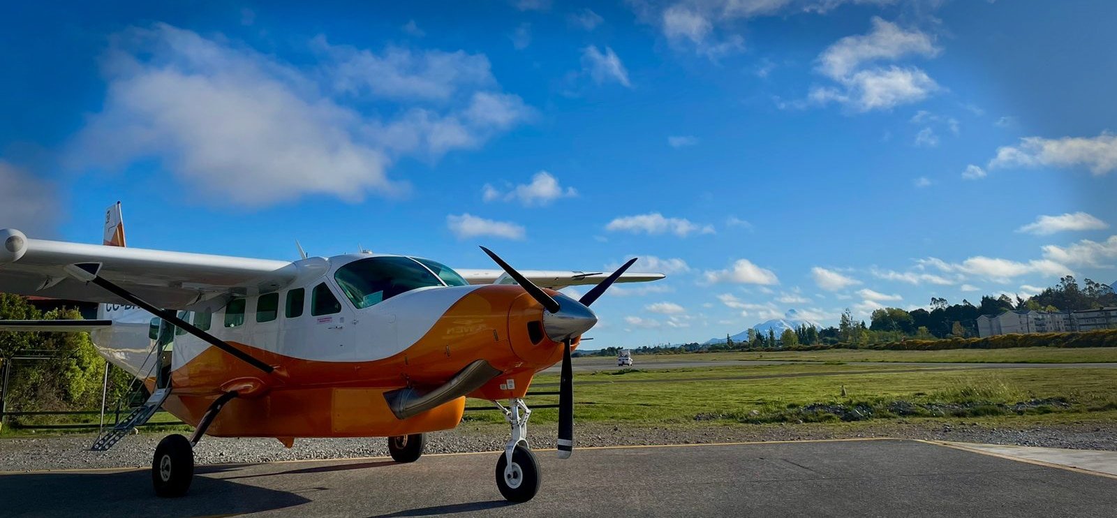 Avión de Pewen Aerocord aterrizando en la Patagonia chilena, conectando Puerto Montt con Futaleufú.