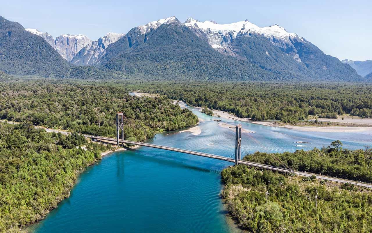 Carretera Austral rodeada de montañas y bosques en la ruta hacia Futaleufú, Patagonia chilena.